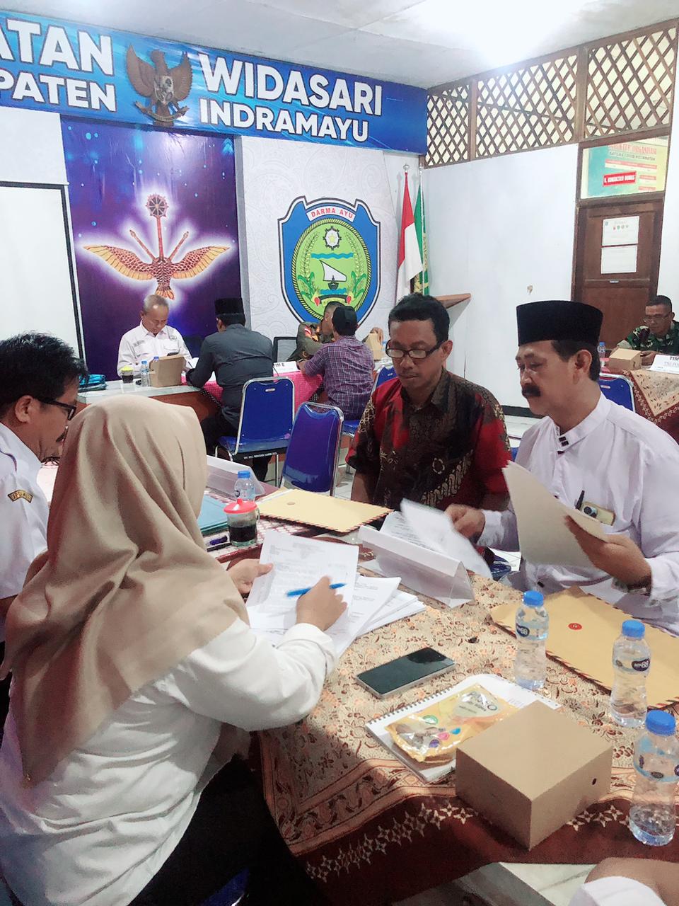 PANPILWU DESA KASMARAN MELAKUKAN VERIFIKASI BERKAS BAKAL CALON KUWU
