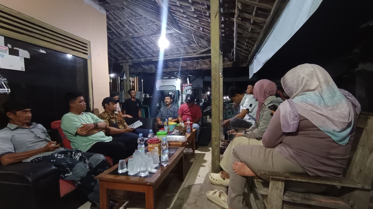 KUNJUNGAN PANITIA PEMILIHAN KUWU DESA KASMARAN KE RUMAH CALON KUWU